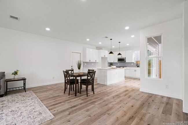Photo - 430 Dreiss St