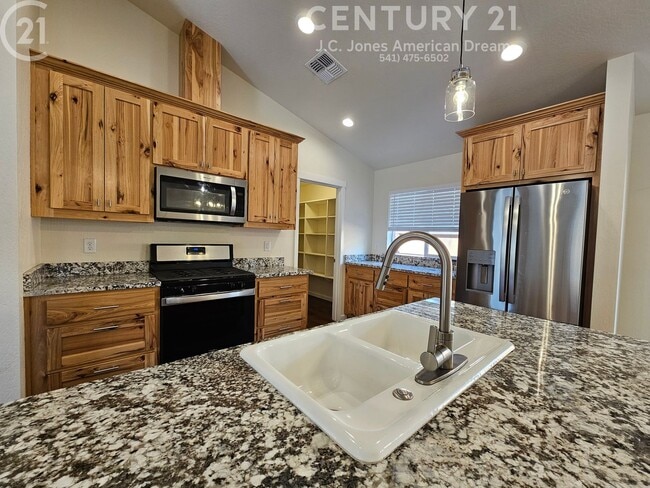 Building Photo - Close to Downtown Grants Pass