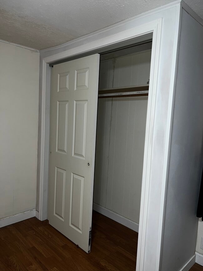 Fotografía del edificio - 109 W Hollis St Unidad 1st floor