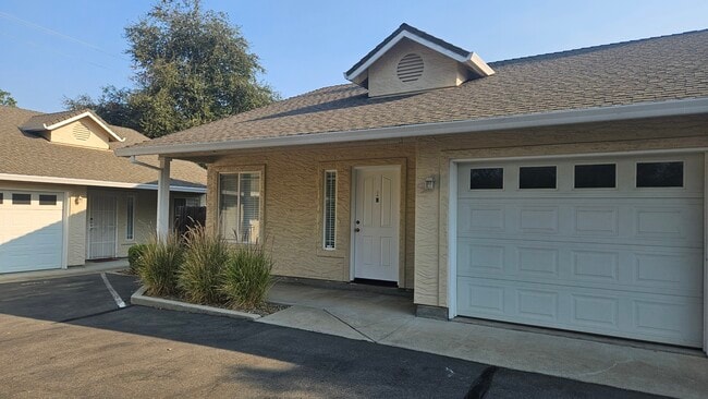 Building Photo - 1848 Parallel St Unit B Rental