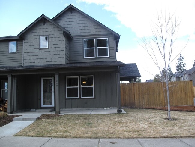 Building Photo - Live in Beautiful Sisters Oregon Rental