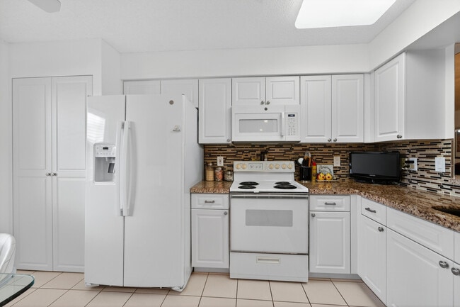 Photo - 14095 Royal Vista Dr Unidad 304