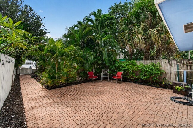 Photo - 227 N M St