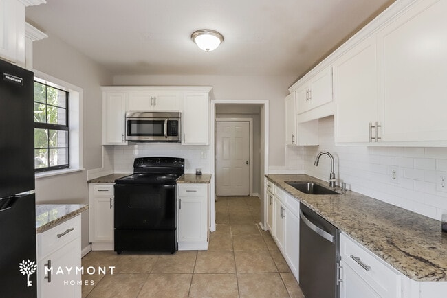 Photo - 690 Formosa Ave