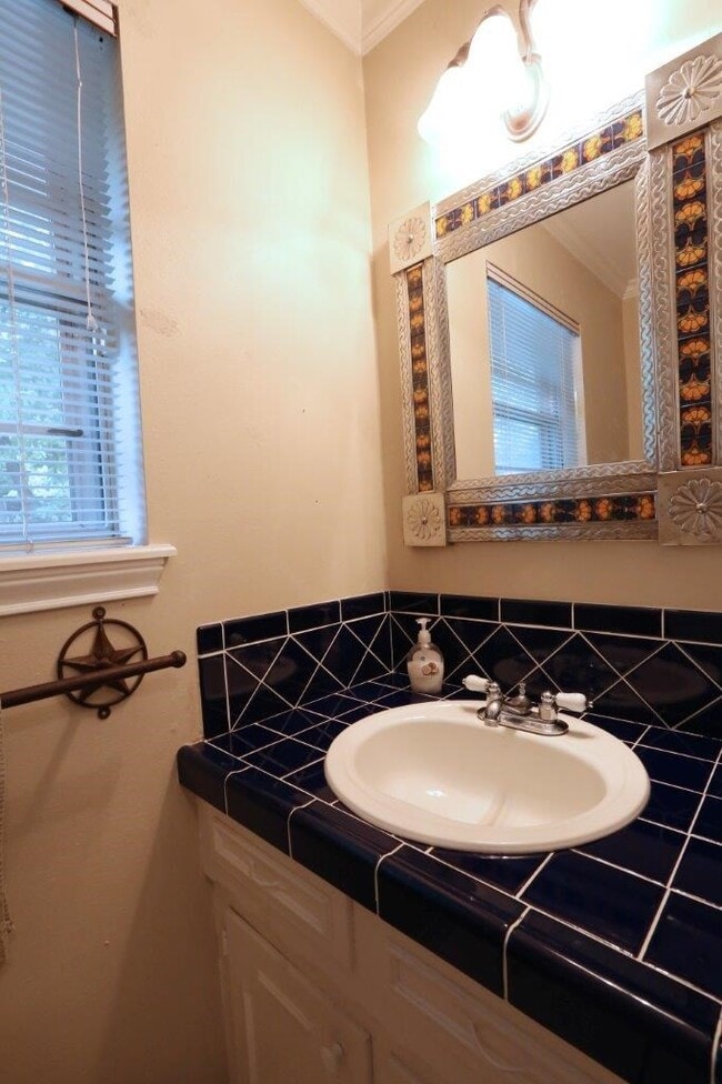 Photo - 1070 Curtin St