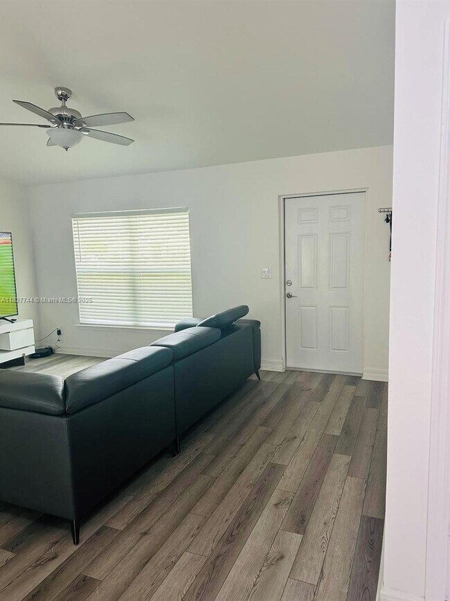 Photo - 2524 NE 5th Ave