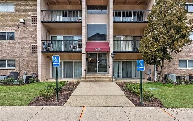 Building Photo - 7609 Fontainebleau Dr Unit 2213