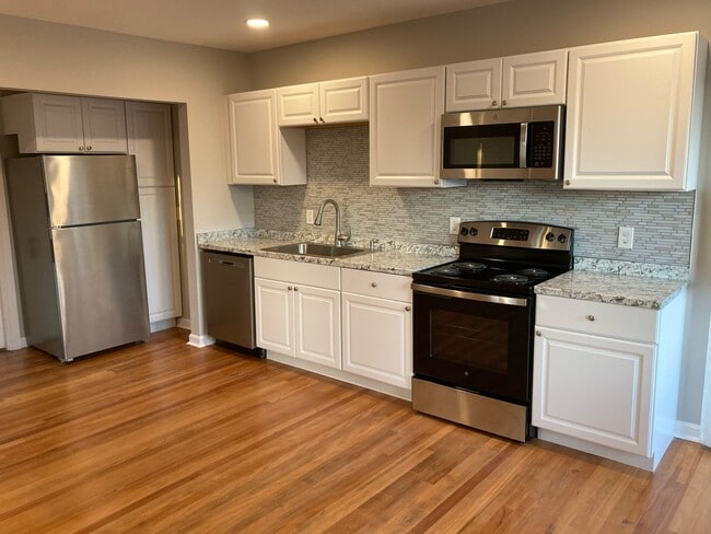 Renovated Kitchen - 185 Calef Rd Apartamentos