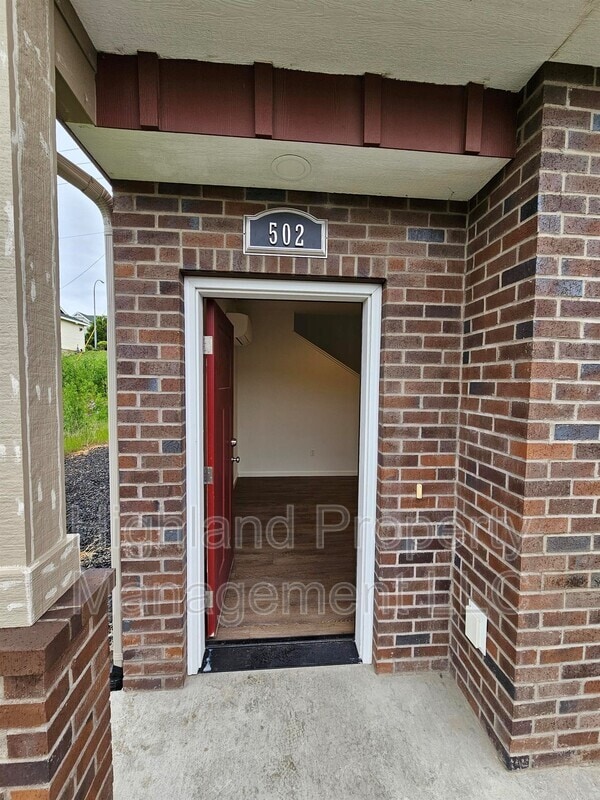 Photo - 502 NE Stadium Way