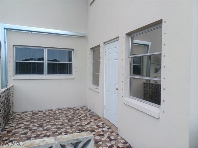 Building Photo - 1915 W Lakeview Blvd Unit 3