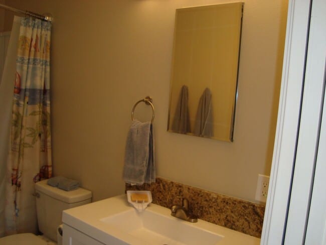 Building Photo - 615 E 2nd St Unit B