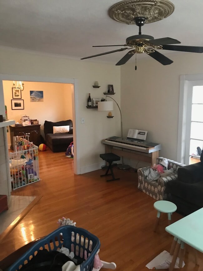 Building Photo - 883 Farmington Ave Unit 2