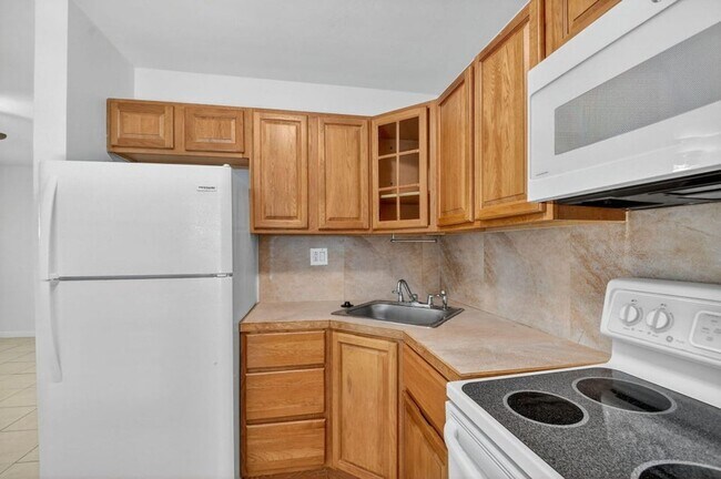 Building Photo - 5009 Spruce Ave