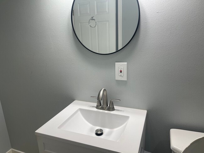 Building Photo - 2904 E 63rd St Unit A