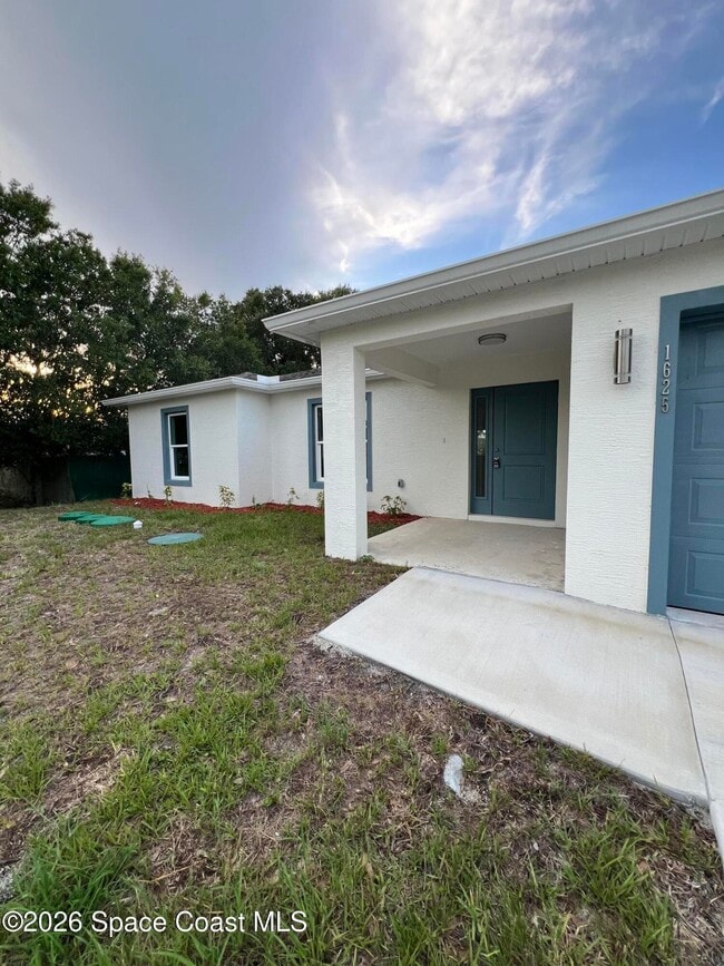 Photo - 1625 Waneta St SE