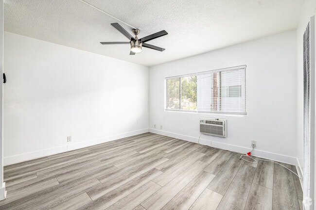 1BR, 1BA - 625SF - Living Room - Dream Lofts