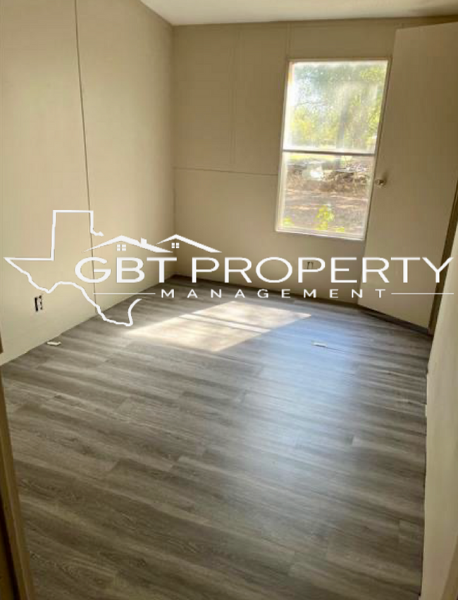 Building Photo - Spacious 3 bed 2 bath single wide on an ov... Rental