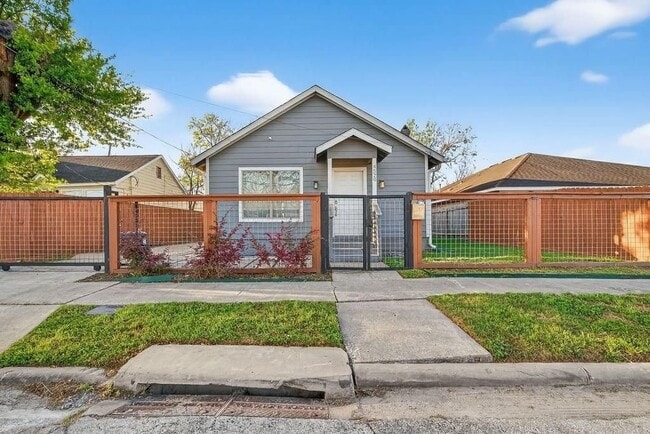 Photo - 4520 Sharon St