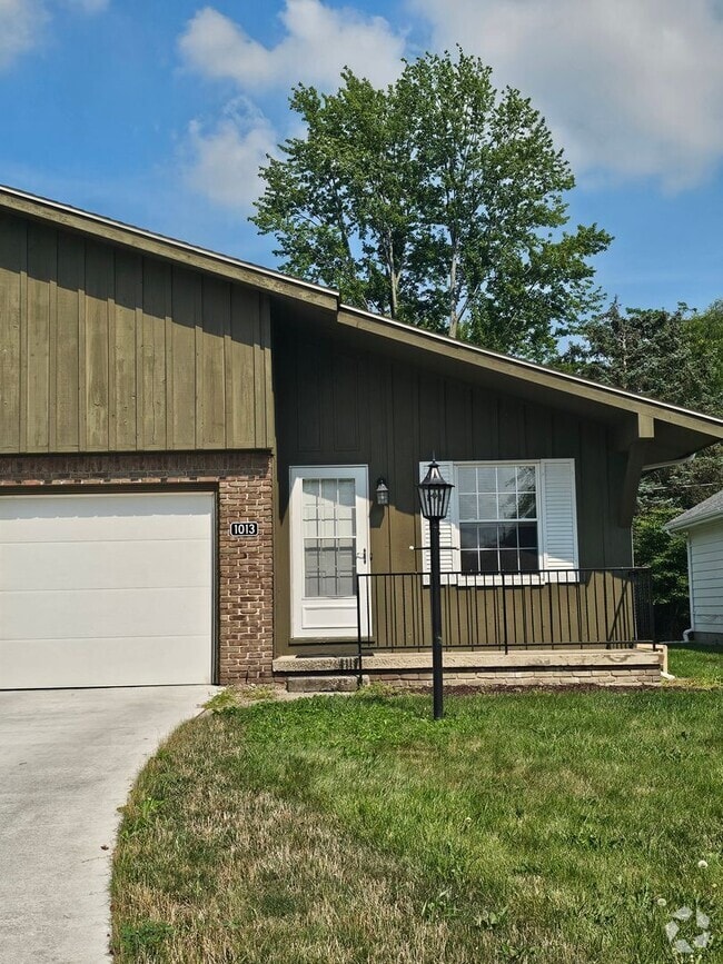Building Photo - Spacious and bright BG Home