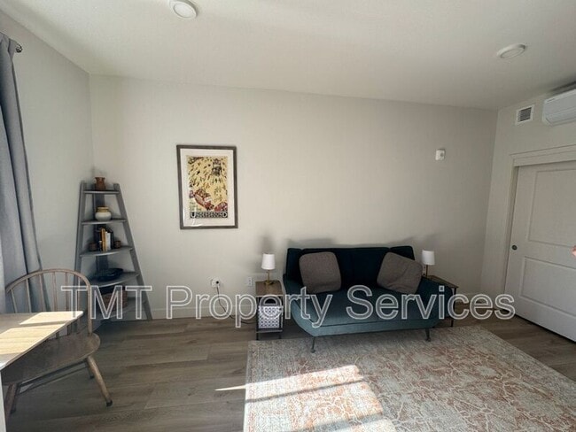 Photo - 2475 Victoria Ave