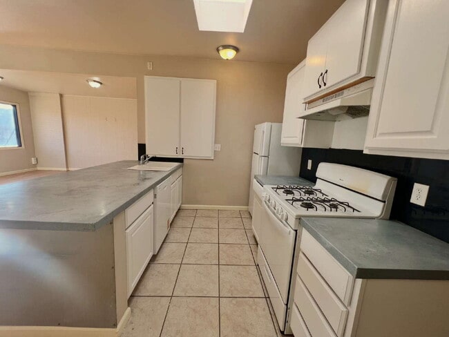 Building Photo - "Charming 3-Bed, 2-Bath Lubbock Home with Spacious 1176 Sq Ft Layout!"