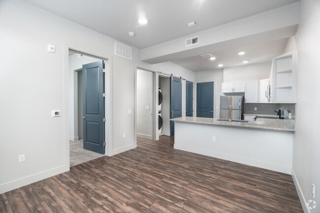 1BR, 1BA - 588SF