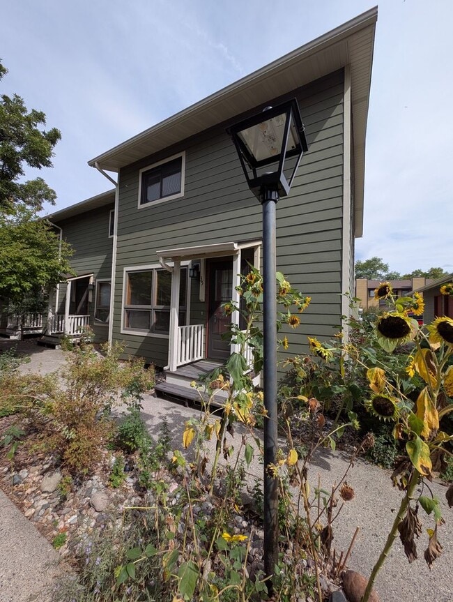 Building Photo - Cute 3 Bedroom Condo w/ Bonus Room - Walki...