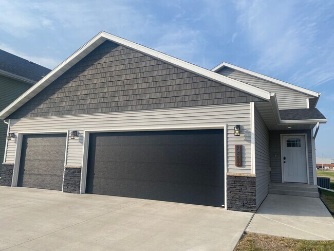 3 bdrm/2 bath SOUTH FARGO HOME - For Rent! - 3 bdrm/2 bath SOUTH FARGO HOME - For Rent!