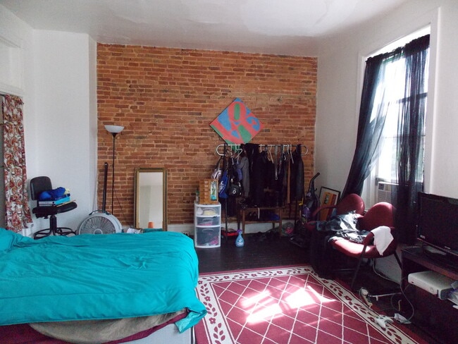 Building Photo - 2109 St Paul St Unit 3