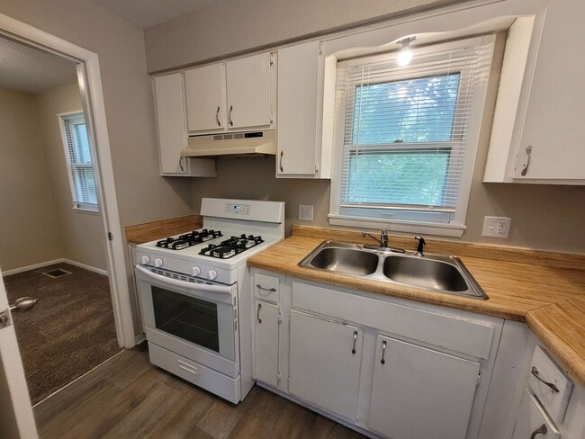 Photo - 2 bedroom, 1.5 bathroom home with detached garage!