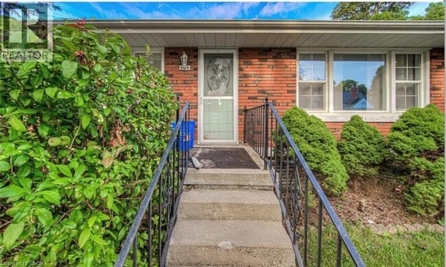 Photo - 147 Hexam St Unit Upper