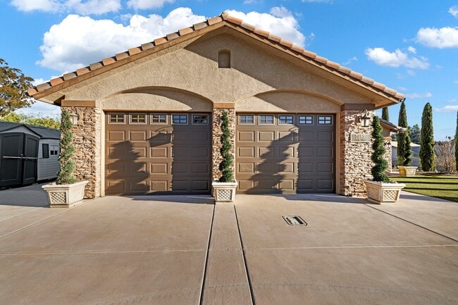 Large 4 bedroom 4.5 Bathroom Single Family House on Large Lot - Large 4 bedroom 4.5 Bathroom Single Family House on Large Lot