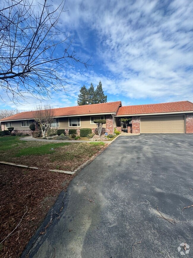 Building Photo - Beautiful County Home & Shop!