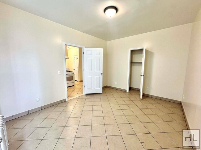 Photo - 85 STREET Unidad 2A