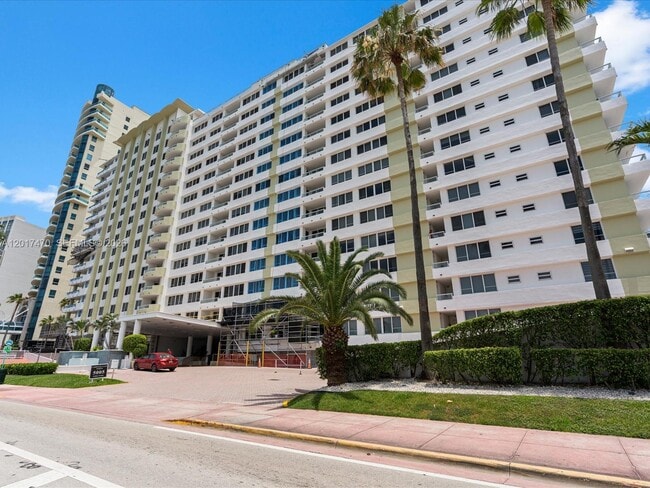 Building Photo - 5005 Collins Ave Unit 222