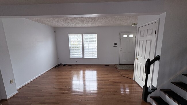 Photo - 577 MacIntosh Cir