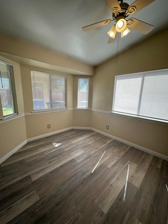 Photo - 5560 N Ellendale Ave