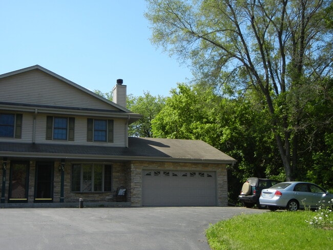 Building Photo - 120 Hilly Oak Dr Unit 122 Hilly Oak Dr.