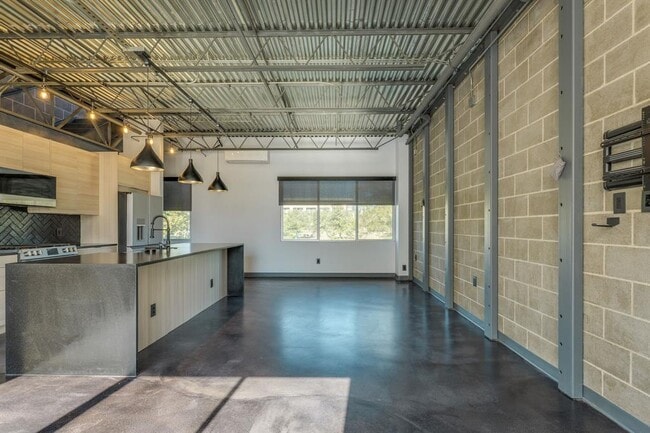 Photo - 4801 S Congress Ave Unidad S3 Rental