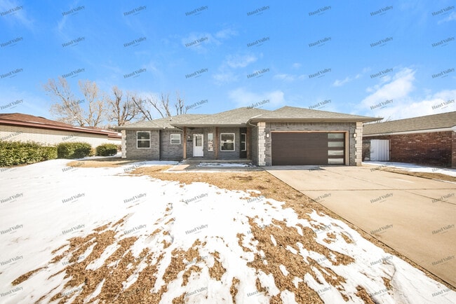 Building Photo - 8412 S Charlotte Dr