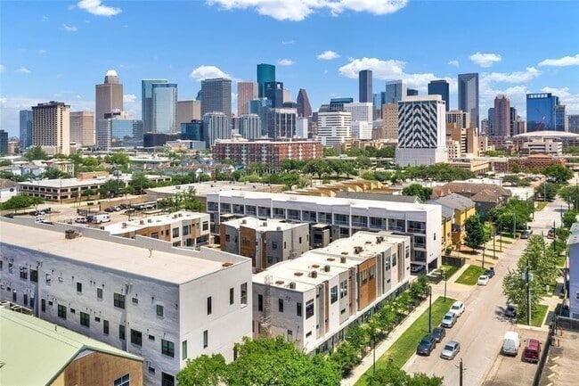 Building Photo - 2401 Crawford St Unit B109