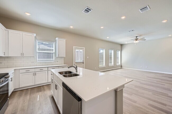 Photo - 1033 Hudson Wy