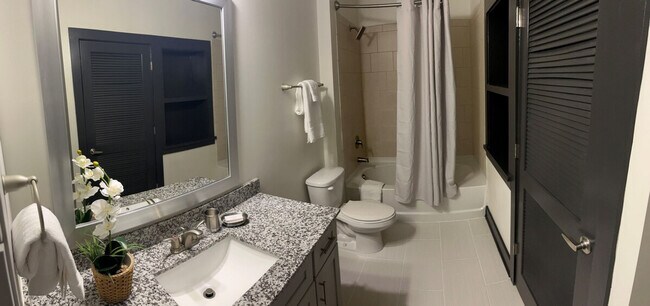 Photo - 424 W Trade St Unidad ID1344188P