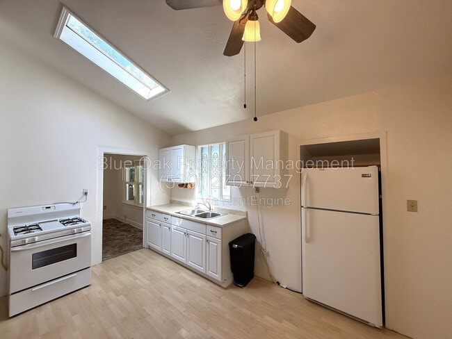 Photo - 389 E 7th St