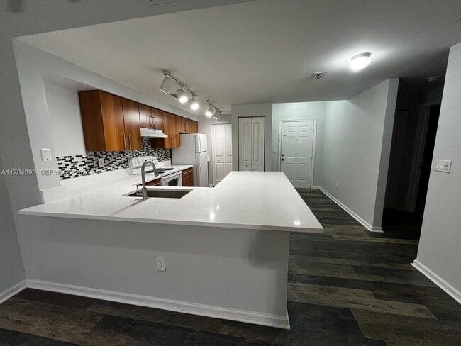 Building Photo - 5900 W Sample Rd Unit 303