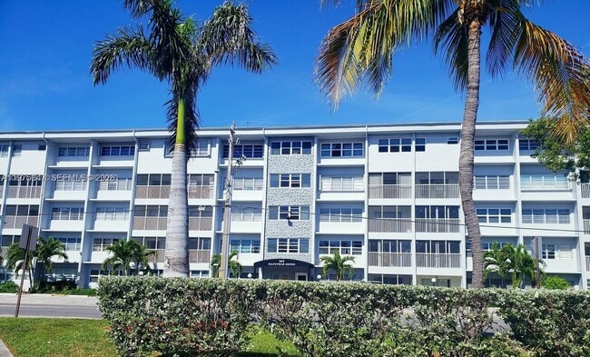 Photo - 329 SE 3rd St Unit 305S