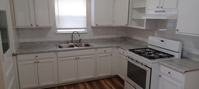 Photo - 2004 Sandra Dr