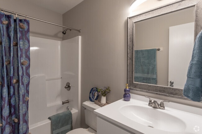 2BR, 1BA - 763SF - Bathroom