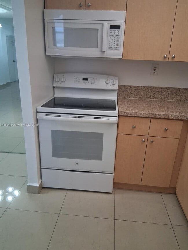 Photo - 4675 W 18th Ct Unidad 606