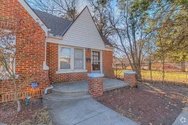 Building Photo - 2652 NW 16th St Unit 2652 NW 16th St - CE Rental